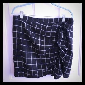 Graph patterned ruffle mini skirt